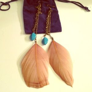 Very boho chic feather earrings with turquoise
