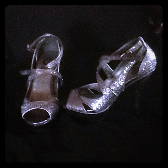 Silver scrappy G by Guess heels