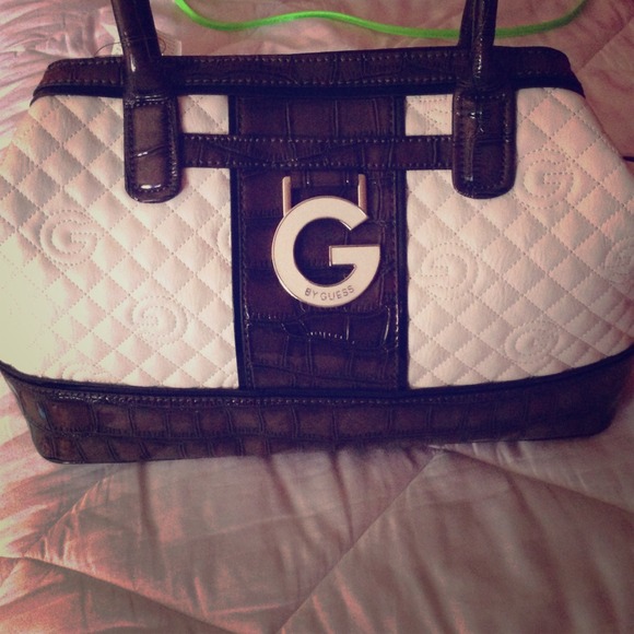 A beautiful g by guess tote great for summer - Picture 1 of 1