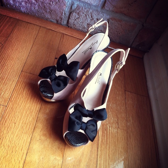 SOLD ON SALE Blush Pumps + Satin Bow & Gold Heels - Picture 3 of 4