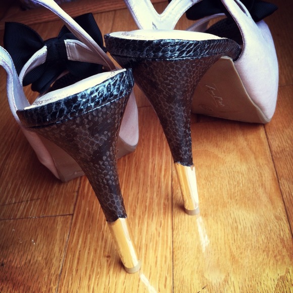 SOLD ON SALE Blush Pumps + Satin Bow & Gold Heels - Picture 4 of 4