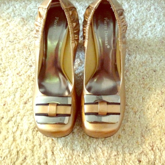 High heels in bronze