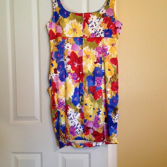 Beautiful dress - Picture 2 of 3