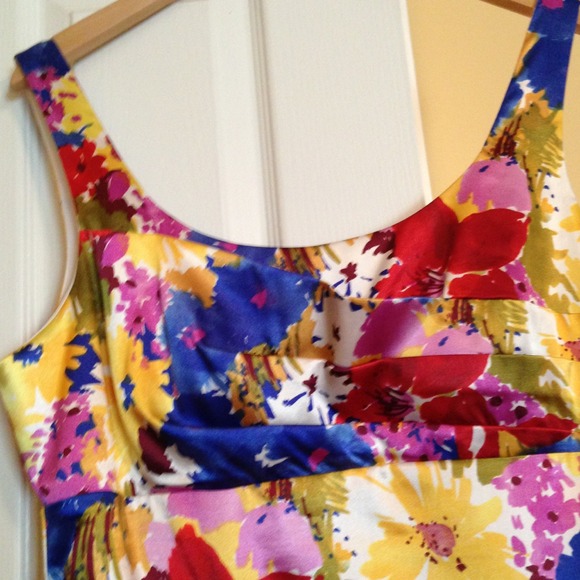 Beautiful dress - Picture 3 of 3