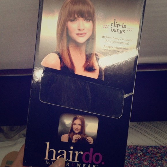 Black hairdo clip in bangs