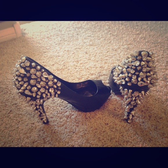 Black leather heels with bling & spiky 👑🎀