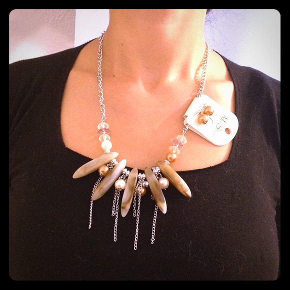 Beautiful necklace with earrings included. - Picture 1 of 4