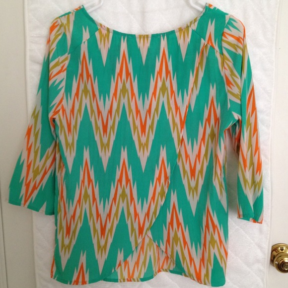 🚫Sold🚫Chevron print split back top - Picture 2 of 3
