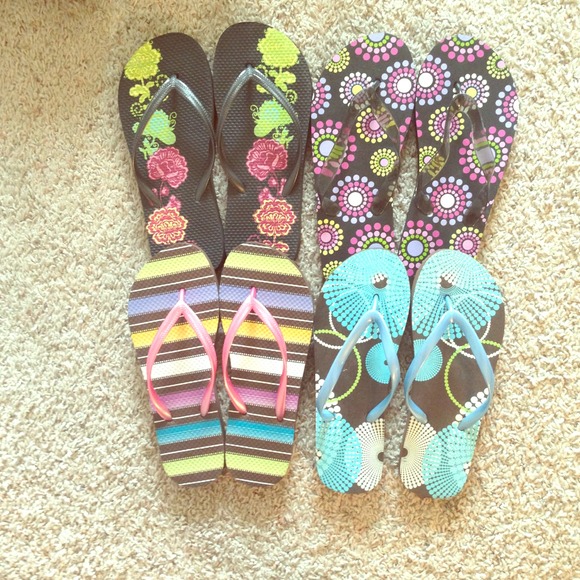 4 pairs of brand new - never worn - FLIP FLOPS