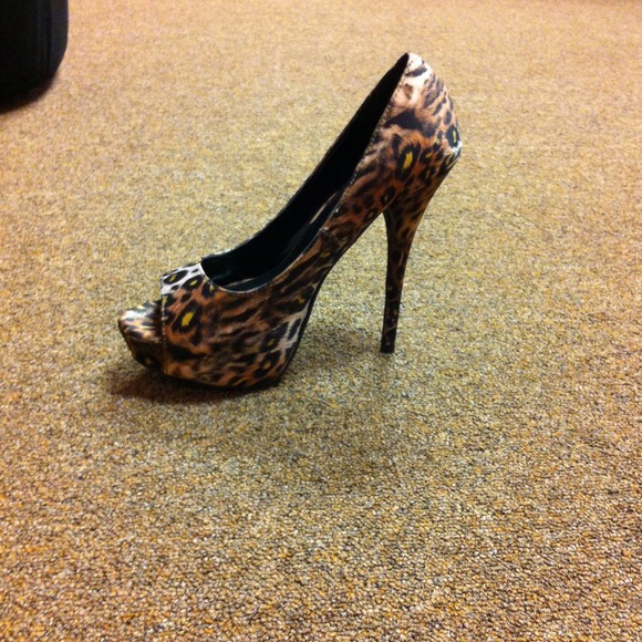 Brown leopard peep toe heel