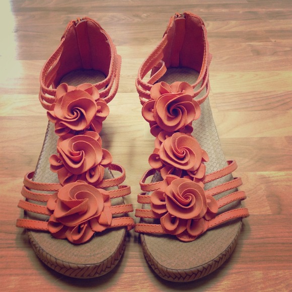 Adorable flower wedge heels