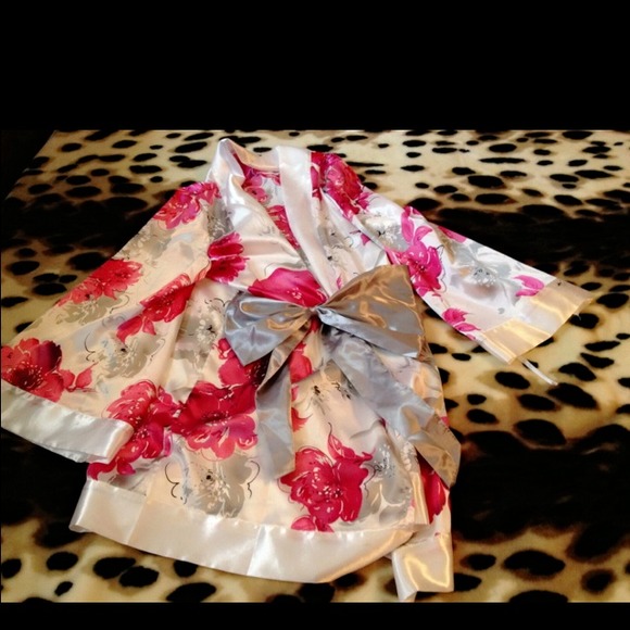 Beautiful robe . It was a gift, never been worn