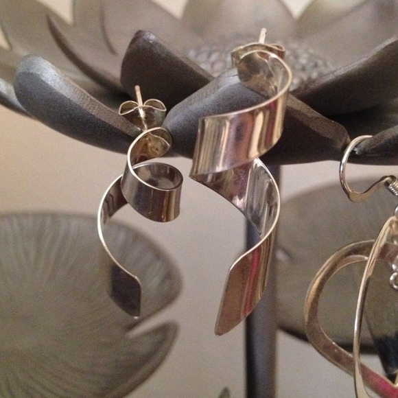 🔖SOLD IN BUNDLE🔖Vintage Silver Earrings - Picture 4 of 4