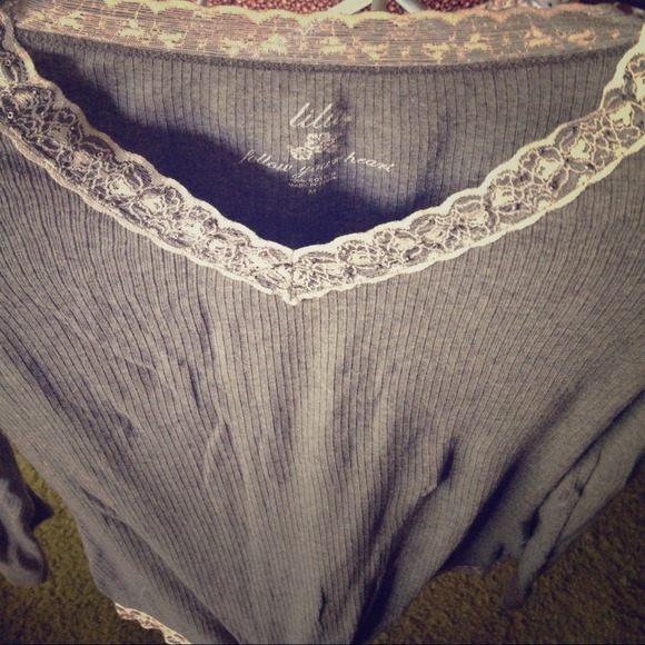 ✖SOLD✖ in bundle-Gray/ lace-embellished l/s top