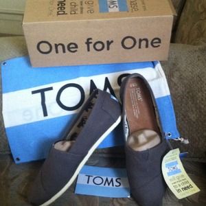 NEW!! TOMs classic ash grey sz 8.5
