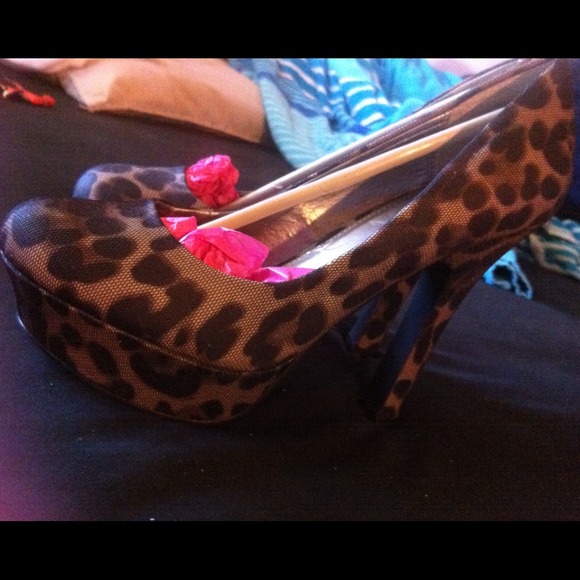 Leopard Print Platform Heels - Picture 3 of 3