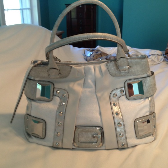 Awesome NWT GUESS handbag!
