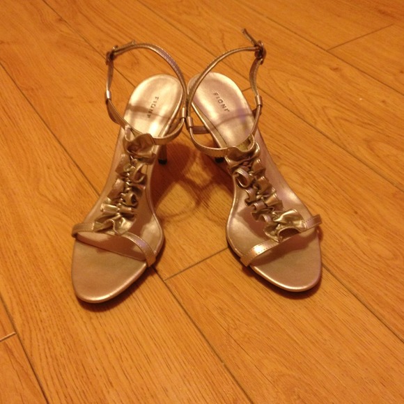 2 inch gold heels - Picture 1 of 1