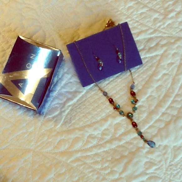 Avon earring and necklace set