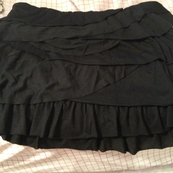 sold! ✂Cute ruffle skirt! Never worn!
