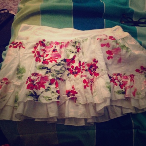 Cute floral skirt!