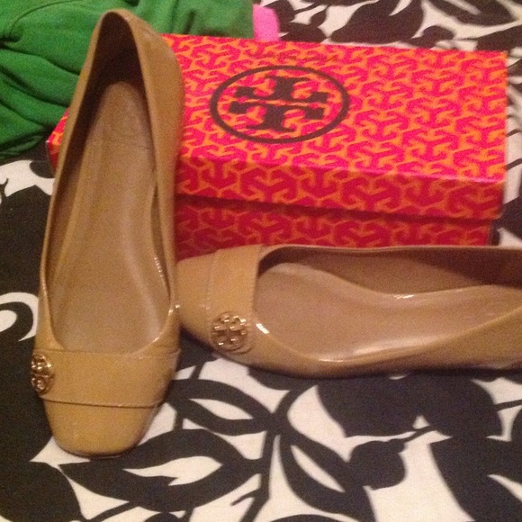 Tory Burch Andi patent flat nude color