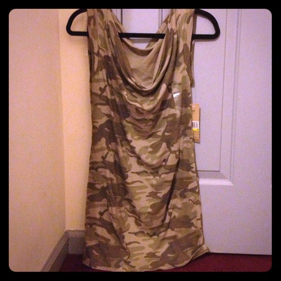 🚫HOLD🚫🌳Brand New DKNY camo top🌳