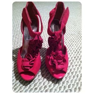 Fuchsia Heels in excellent condition