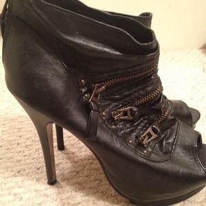 Sold in bundle Reduced! Platform zipper heels!
