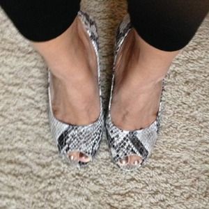 ⚡⚡SOLD⚡⚡Brand new BCBG wedge shoes