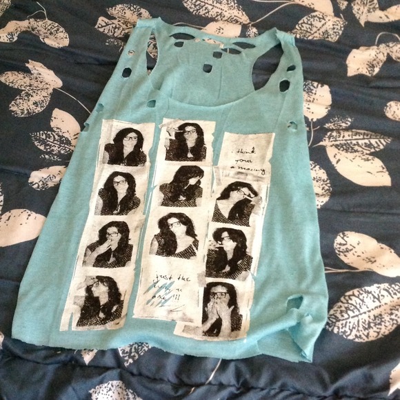 Graphic tank with rips