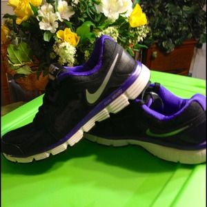 Nike purple and black dual fusion  sz 7 1/2