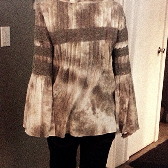 👏Host Pick.  Roller Girl trendy top.  ✋Sold✋ - Picture 2 of 2