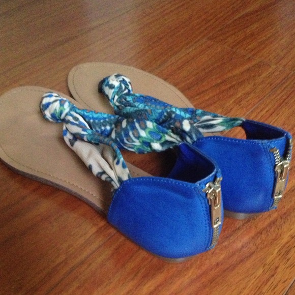 Leather/fabric wild pair brand sandals.