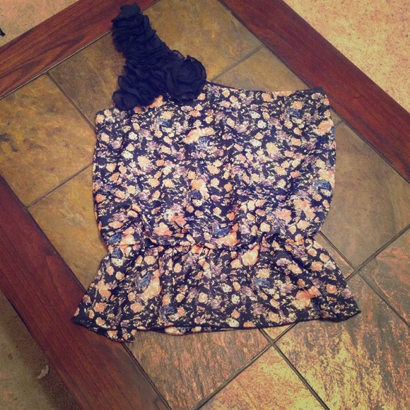 A peplum 1 shoulder top w:/ flower detail on strap
