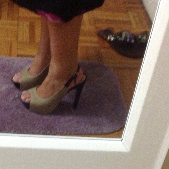 SOLD NIB Vicini Beige & Black Platform Heels - Picture 3 of 4