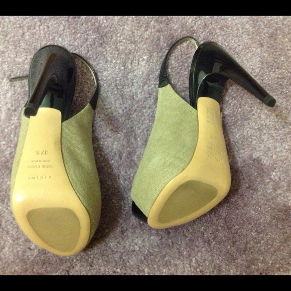 SOLD NIB Vicini Beige & Black Platform Heels - Picture 4 of 4