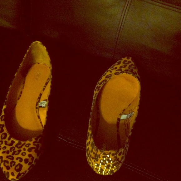 Leopard printed studded flats! - Picture 1 of 2