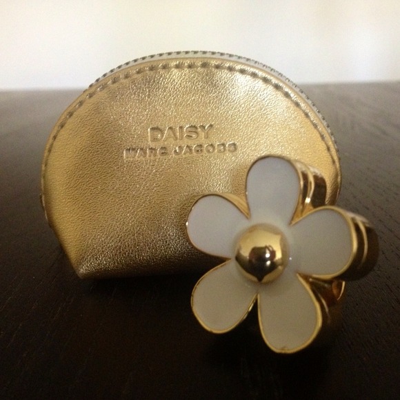 HOLD /// Marc Jacobs Daisy Perfume Ring