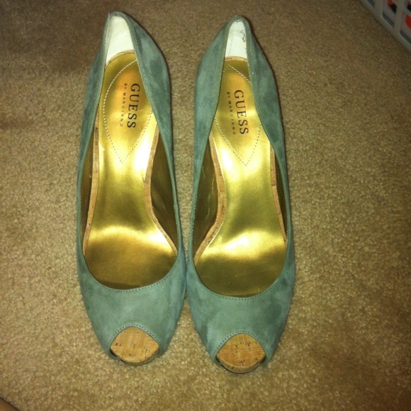 Guess olive cork-heel pumps
