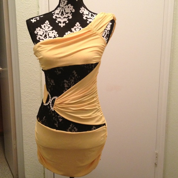 Cute yellow black lace dress w/ bling! Size L