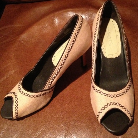 Brown & Tan, Areosoles peep toe
