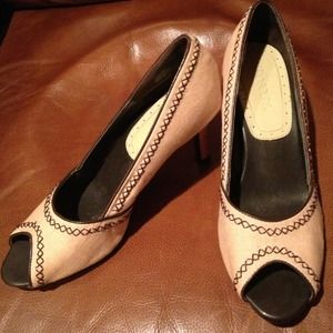 Brown & Tan, Areosoles peep toe