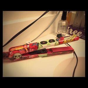 Edd Hardy design professional ceramic flat iron!