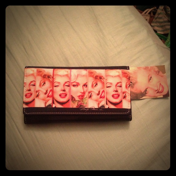 Classic Marilyn Monroe wallet with tags.