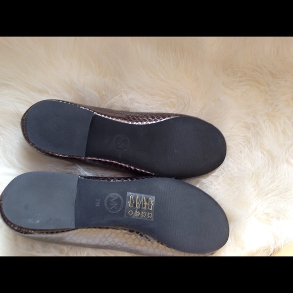 🚫SOLD🚫New Michael Kors snake skin flats💞💞 - Picture 2 of 3