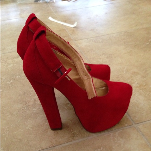 Red pumps! - Picture 2 of 2