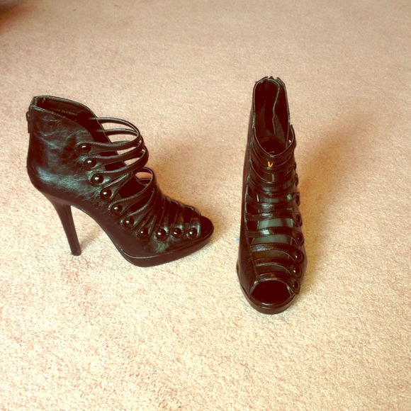 Black pumps