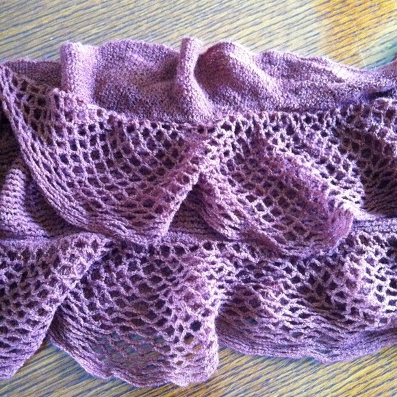 Beautiful ruffly scarf - Picture 3 of 3