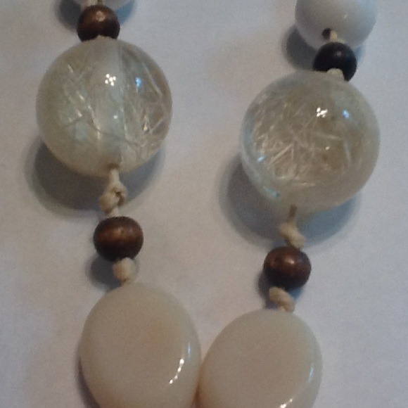 Beautiful shell and bead necklace! - Picture 2 of 4